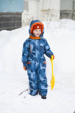 Kışın bir karda oynarken yürümeye başlayan çocuk.