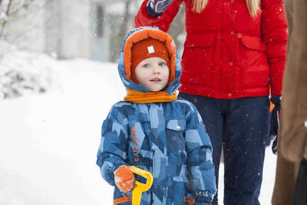 Batole dítě hraje sněhu v zimě. — Stock fotografie