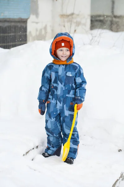 Peuter kind spelen in een sneeuw in de winter. — Stockfoto