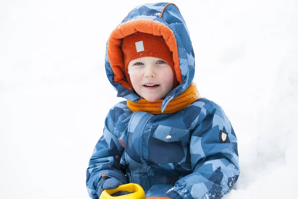 Bambino bambino che gioca nella neve in inverno . — Foto Stock