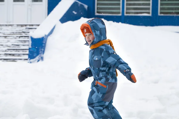 Toddler child playing in a snow in winter. — Stock Photo, Image