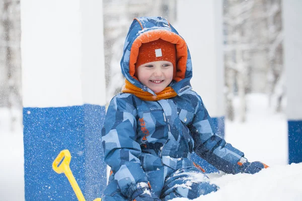 Peuter kind spelen in een sneeuw in de winter. — Stockfoto