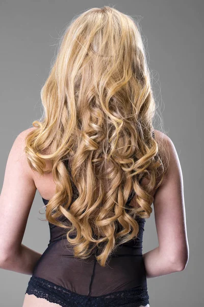 Ženy dlouhé vlnité blond vlasy — Stock fotografie
