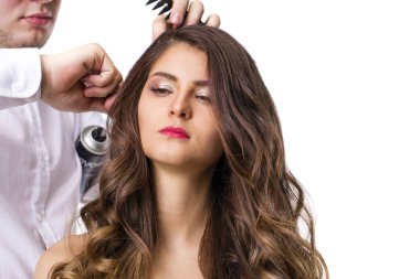 Stilist ve esmer modeli 