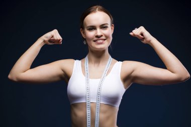 genç güzel kadın beyaz fitness giyim