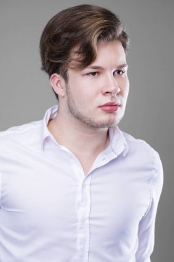 zarif yakışıklı delikanlı beyaz gömlek