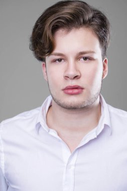 zarif yakışıklı delikanlı beyaz gömlek