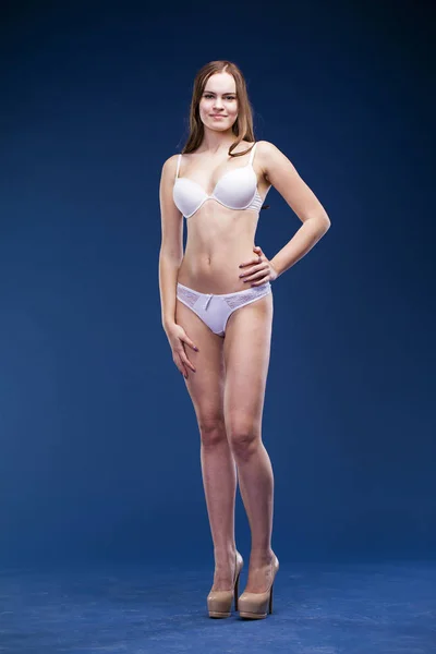 Ung vacker tjej i sexiga underkläder — Stockfoto