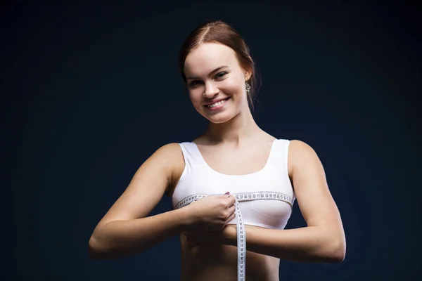 Jonge mooie vrouw in Wit fitness kleding — Stockfoto
