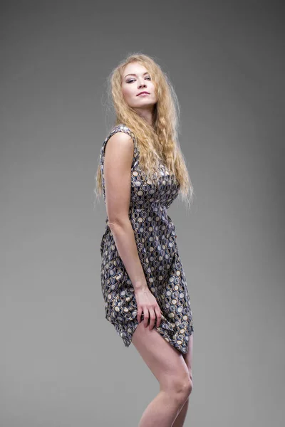 Молодая блондинка в сексуальном платье — стоковое фото