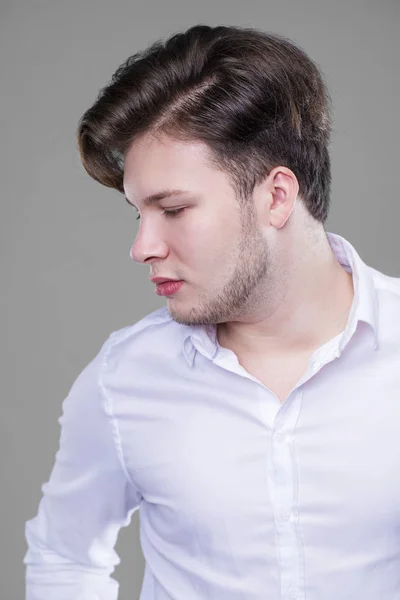 Elegante joven guapo hombre en camisa blanca —  Fotos de Stock