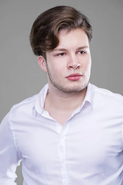 Elegante jovem bonito homem em camisa branca — Fotografia de Stock