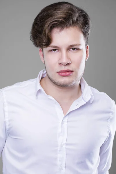 Elegante jonge knappe man in wit overhemd — Stockfoto