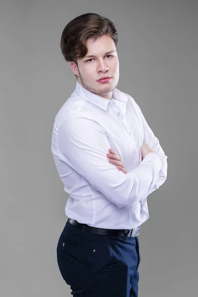 Eleganter junger gutaussehender Mann im weißen Hemd — Stockfoto