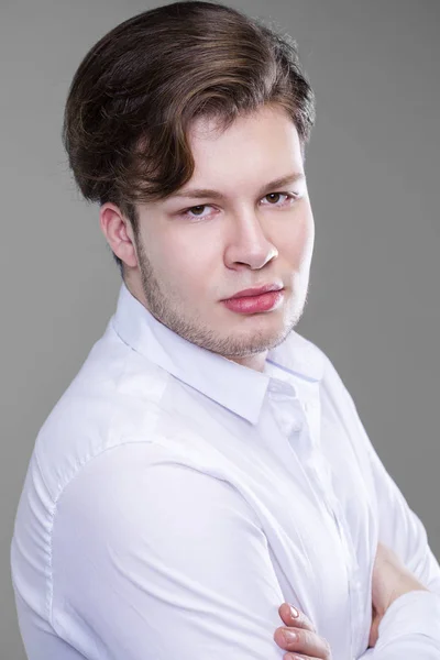 Elegante jovem bonito homem em camisa branca — Fotografia de Stock