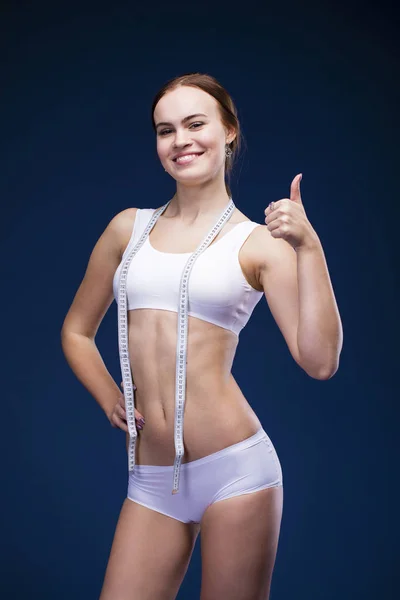 Sexy kobieta w białych fitness Odzież — Zdjęcie stockowe