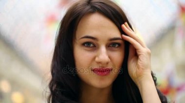 Portre yakın çekim genç güzel esmer kadın