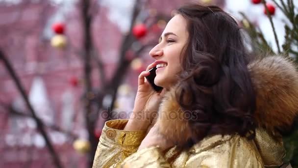 Mujer morena joven llamando por teléfono, invierno — Vídeos de Stock