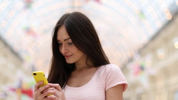 Llámame. Mujer morena feliz en vestido rosa — Vídeos de Stock