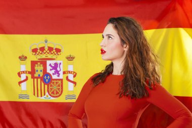 İspanyol bayrağı arka üzerinde genç kadın