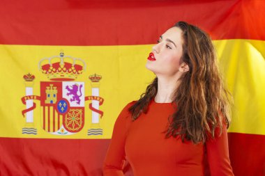 İspanyol bayrağı arka üzerinde genç kadın