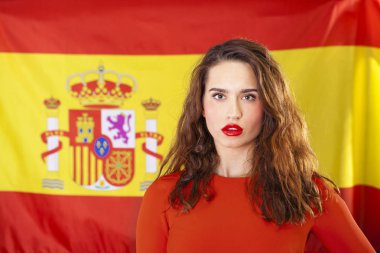 İspanyol bayrağı arka üzerinde genç kadın