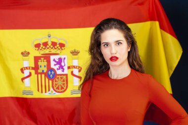 İspanyol bayrağı arka üzerinde genç kadın