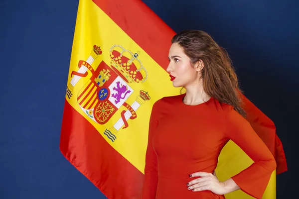 Jeune femme sur le fond du drapeau espagnol — Photo