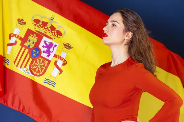 스페인 깃발의 배경에서 젊은 여자 — 스톡 사진