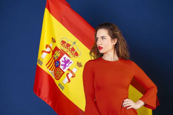 Молода жінка на тлі іспанська прапор — стокове фото