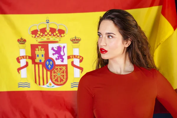 Giovane donna sullo sfondo della bandiera spagnola — Foto Stock