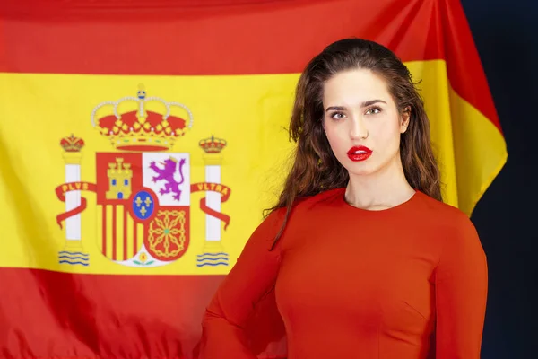 Mujer joven en el fondo de la bandera de España —  Fotos de Stock