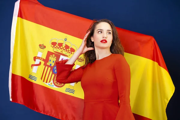 Giovane donna sullo sfondo della bandiera spagnola — Foto Stock