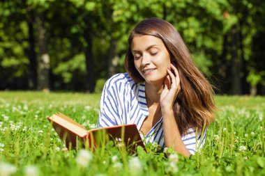 Portre fo muhteşem genç esmer okuma kitabı