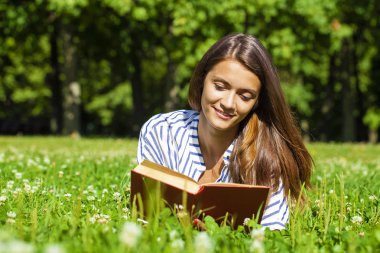 Portre fo muhteşem genç esmer okuma kitabı