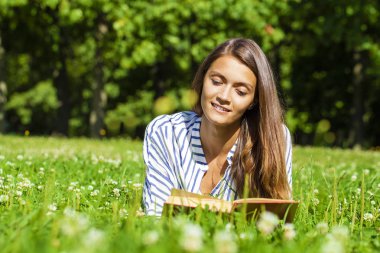 Portre fo muhteşem genç esmer okuma kitabı
