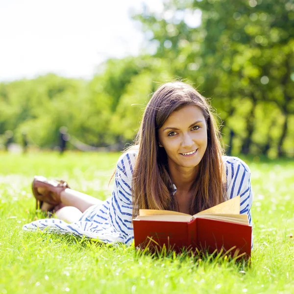 Retrato fo um lindo jovem morena leitura livro — Fotografia de Stock