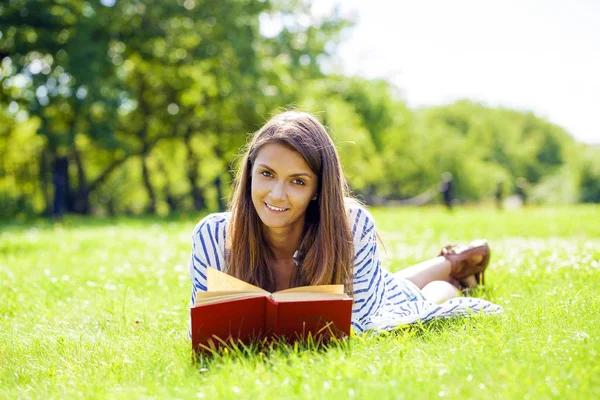 Retrato fo um lindo jovem morena leitura livro — Fotografia de Stock