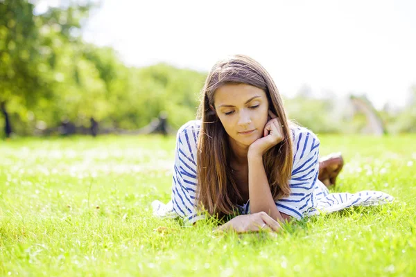 Portrait fo a gorgeous young brunette reading book — Stock Photo, Image