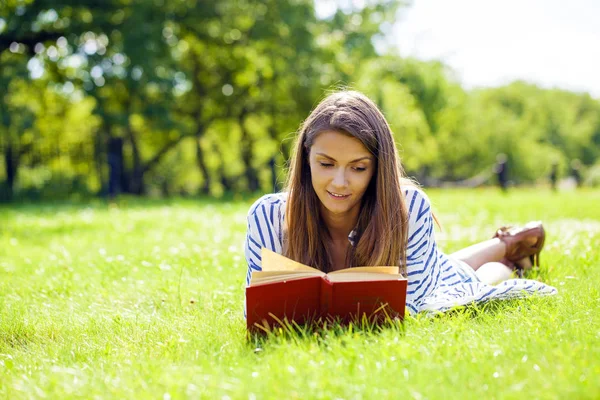 Porträt einer hinreißenden jungen Brünetten beim Lesen eines Buches — Stockfoto