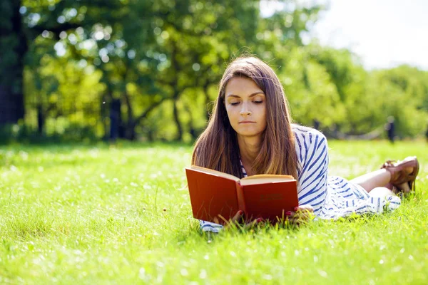 Porträt einer hinreißenden jungen Brünetten beim Lesen eines Buches — Stockfoto