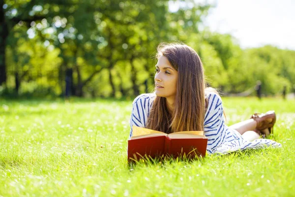 Portrait fo a gorgeous young brunette reading book — Stock Photo, Image