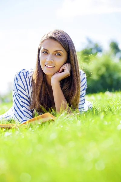 Porträtt fo en ursnygg ung brunett läsebok — Stockfoto