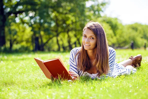Fo portret przepiękny młoda brunetka czytanie książki — Zdjęcie stockowe