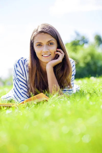 Portrait pour un magnifique livre de lecture jeune brune — Photo