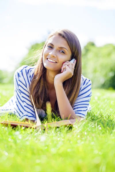 Jonge vrouw praten op een mobiele telefoon — Stockfoto