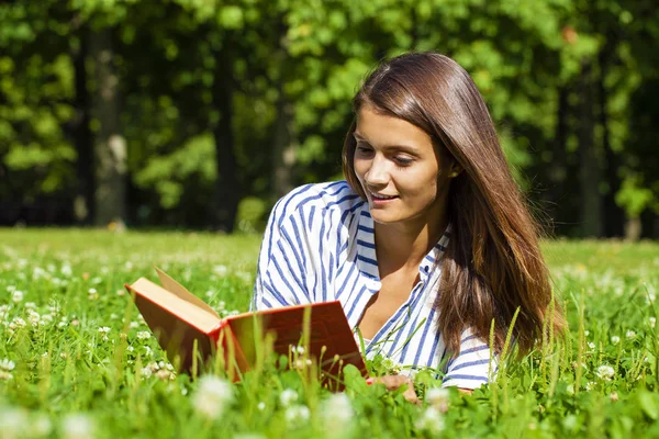 Portret fo een prachtige jonge brunette leesboek — Stockfoto