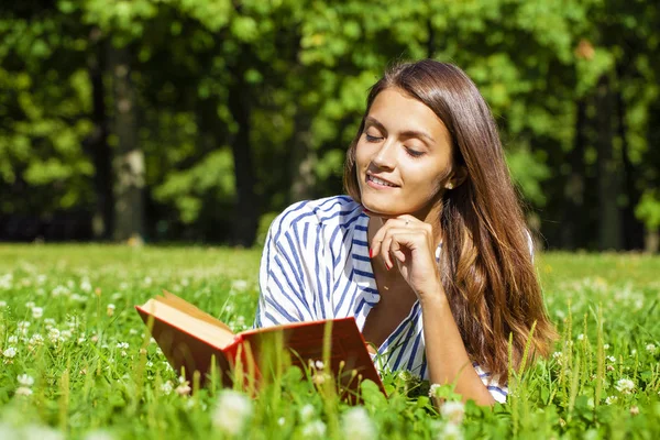 Portret fo een prachtige jonge brunette leesboek — Stockfoto