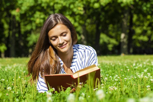 Retrato fo um lindo jovem morena leitura livro — Fotografia de Stock