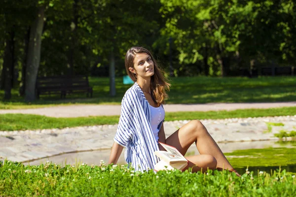 Giovane bella donna dai capelli castani — Foto Stock